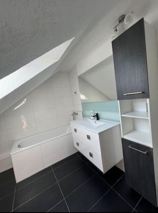 Apartment Moderne Gemuetliche 2-zimmer Bad-cannstatt