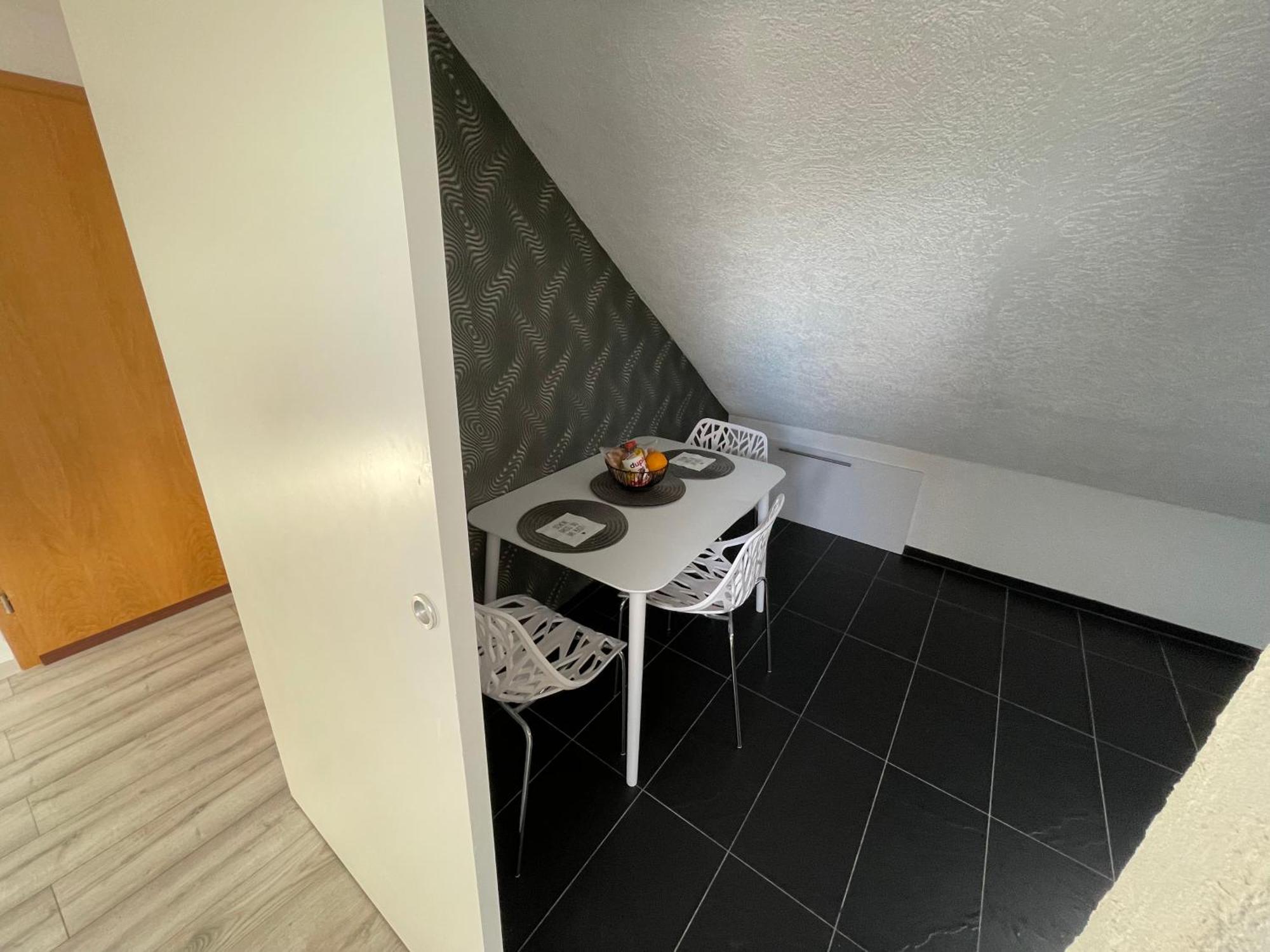 Moderne Gemuetliche 2-zimmer Bad-cannstatt